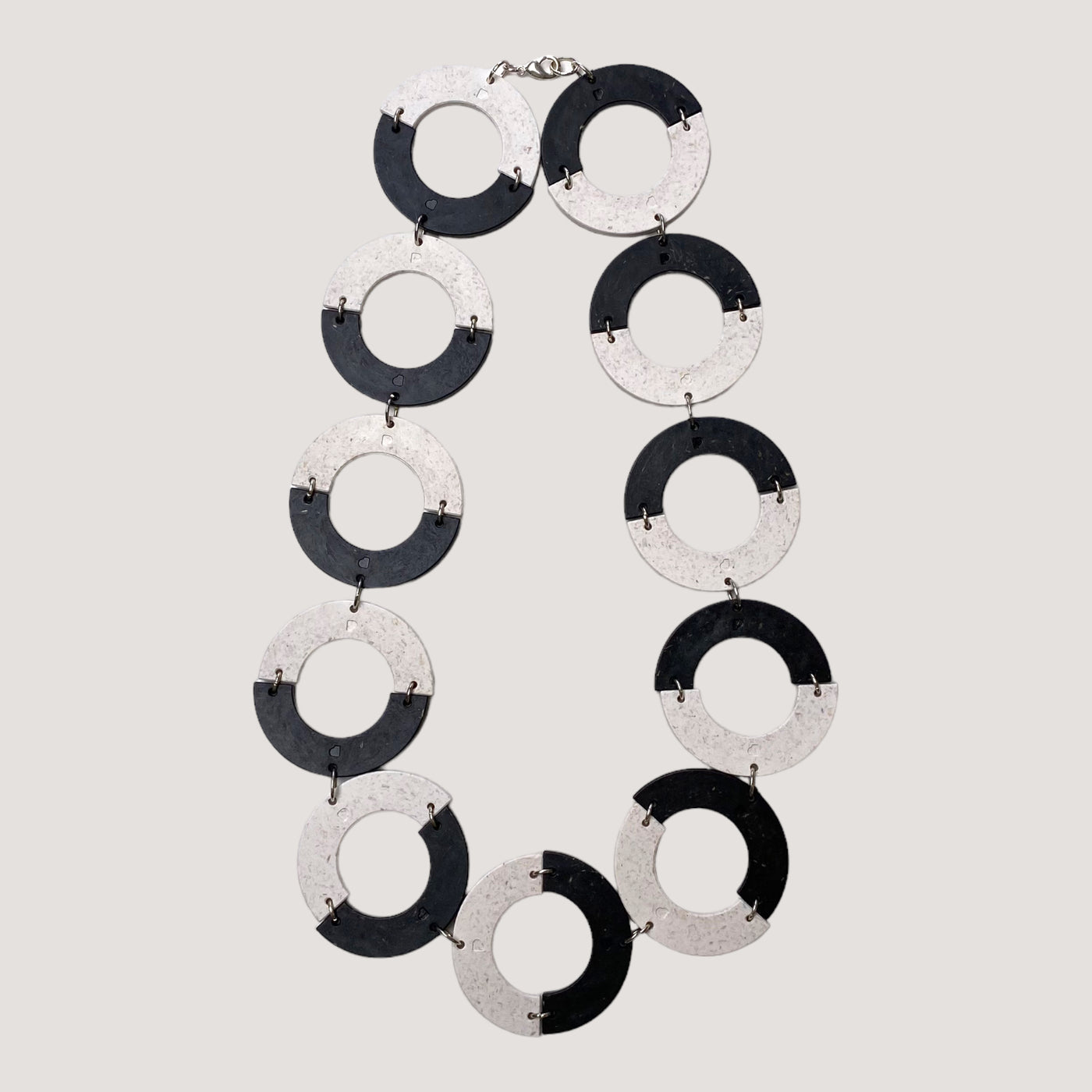 Papu curves necklace, black and white