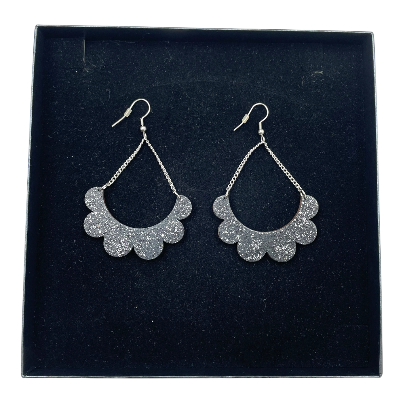 Maanantaimalli kaarella earrings, black glitter